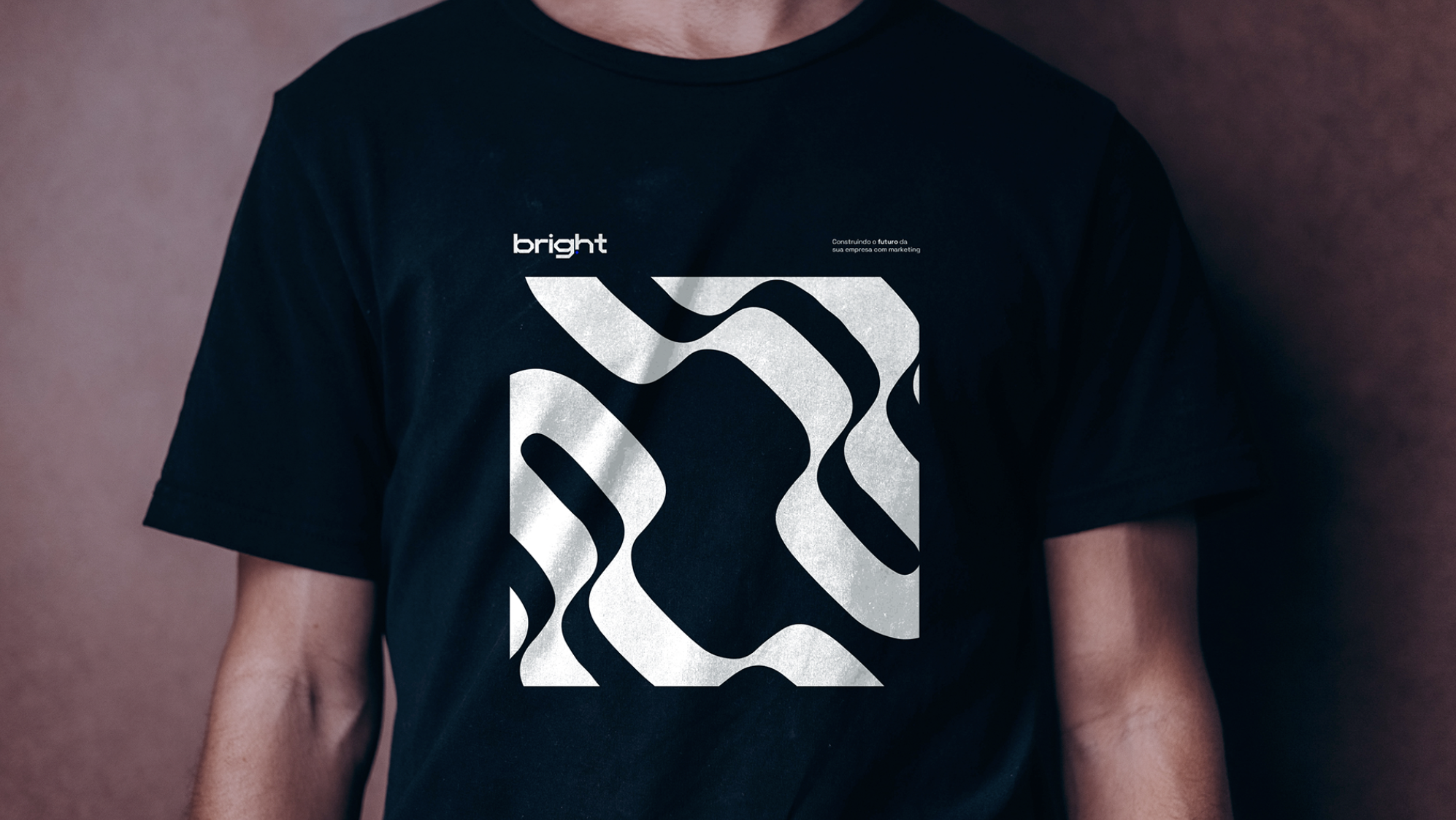 Camiseta com o grafismo da Bright