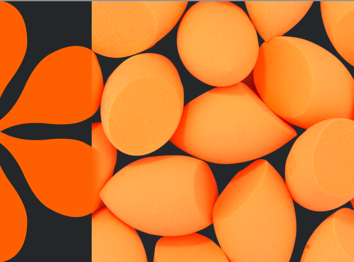 Pétala da identidade combinada com esponjas de maquiagem em laranja