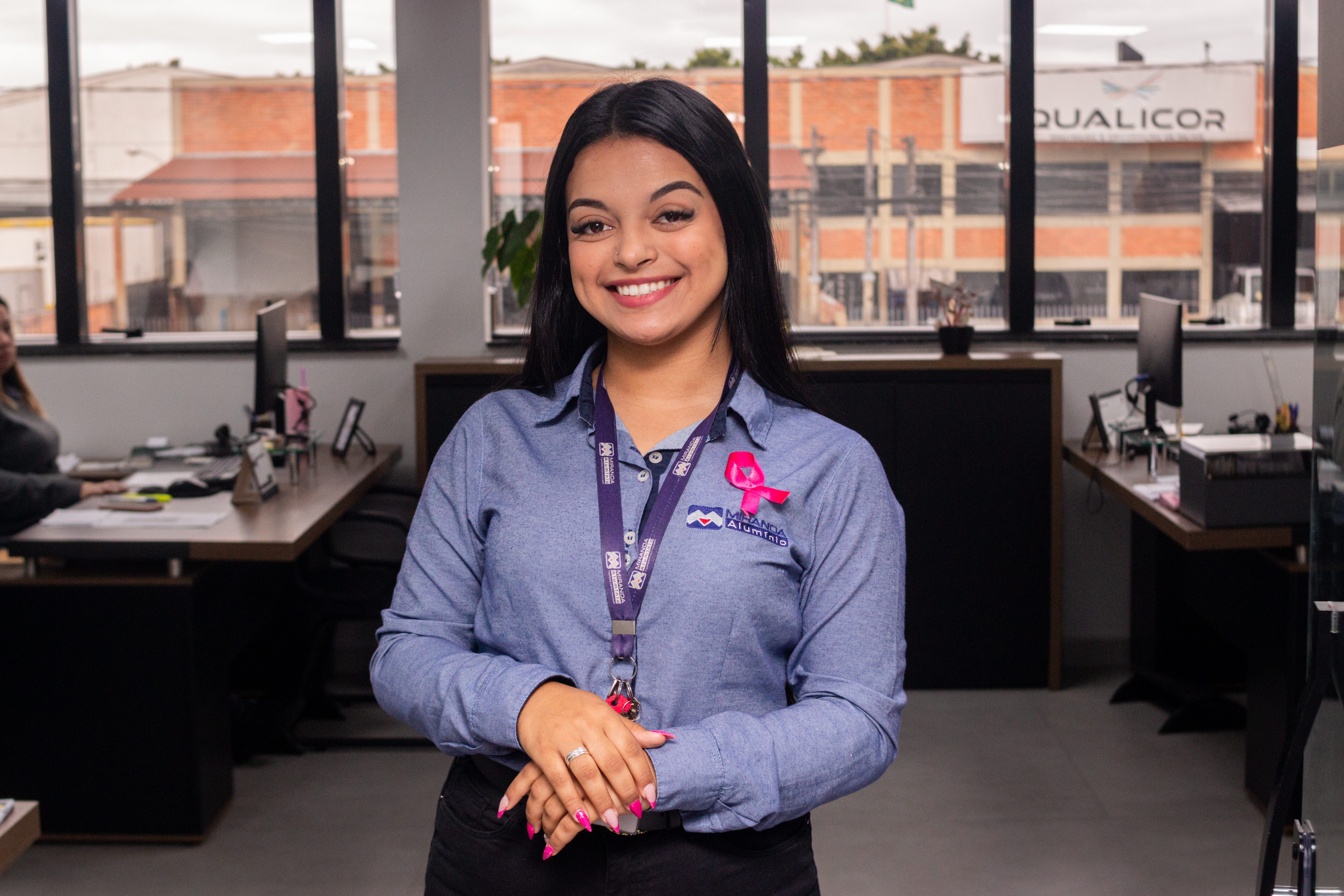 Colaboradora da Miranda Alumínio no escritório comercial