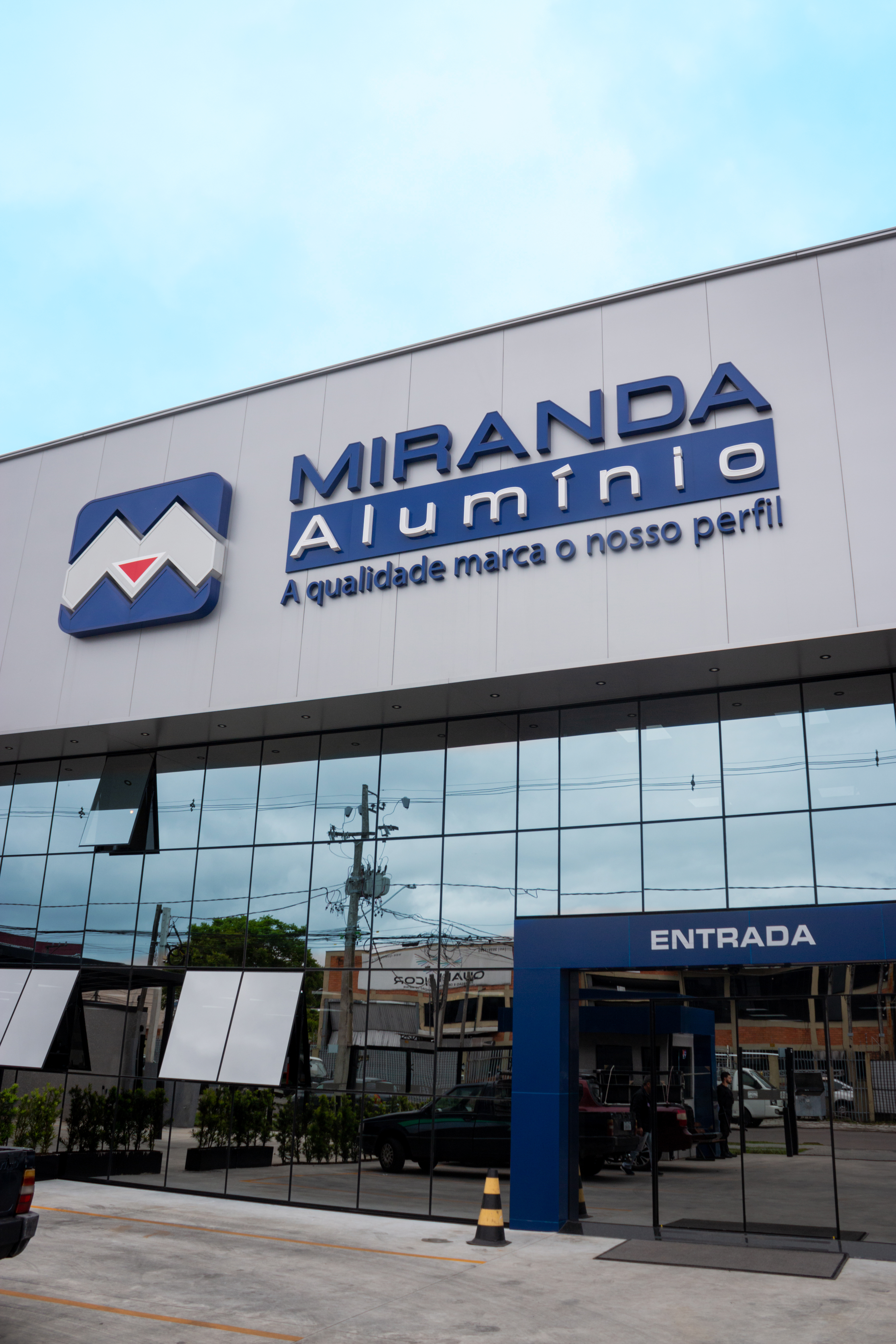 Fachada da Miranda Alumínio com a assinatura A qualidade marca o nosso perfil