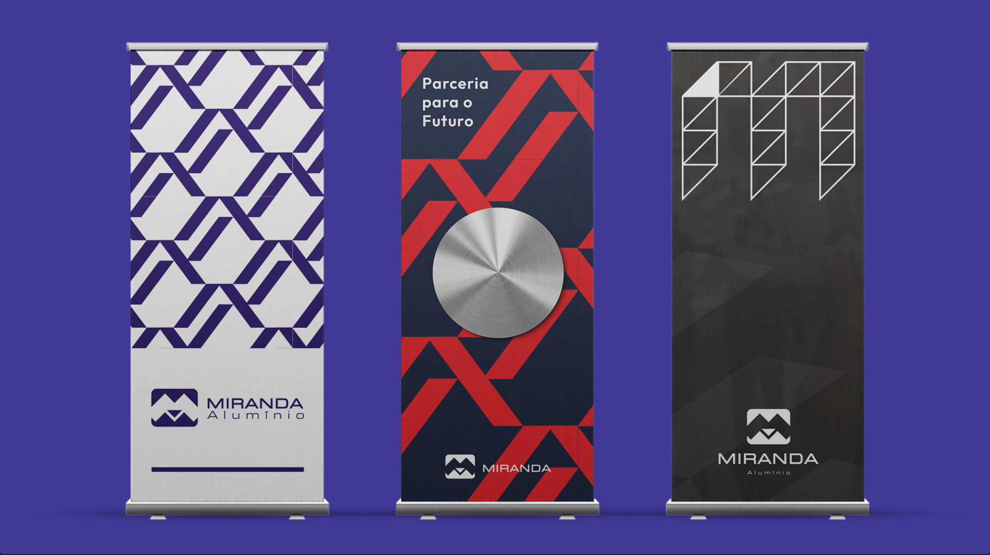 Três roll-ups: padrão modular, campanha Parceria para o Futuro e monograma em construção