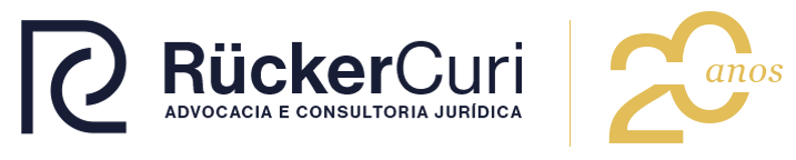 Assinatura Rücker Curi Advocacia e Consultoria Jurídica com o selo de 20 anos